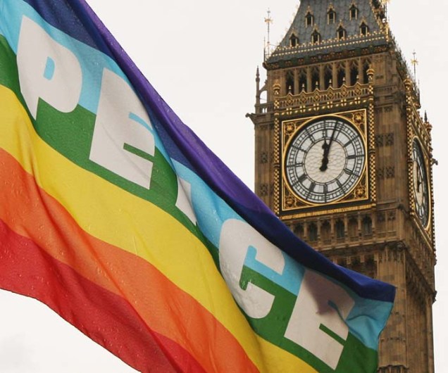 Uma bandeira pela paz foi hasteada em frente ao Westminster Place, em Londres, durante os dois minutos de silêncio em homenagem às vítimas do atentado