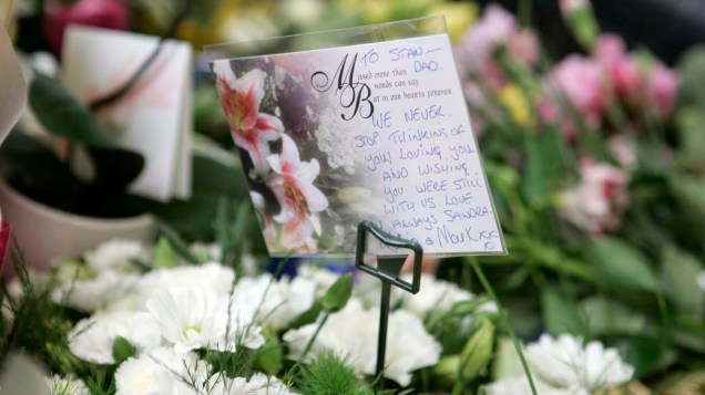 Flores com cartões foram colocadas em memorial para as vítimas do atentado em Londres