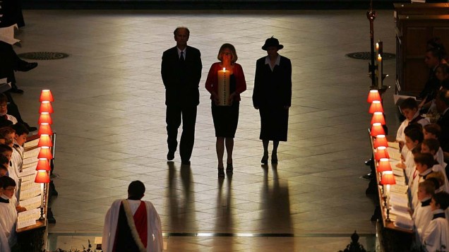 Em Londres, representantes dos serviços de emergência, transporte e famílias das vítimas comparecem à missa em homenagem aos mortos nos atentados