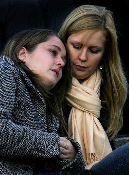 Garotas assistem à homenagem para as vítimas do atentado em Londres