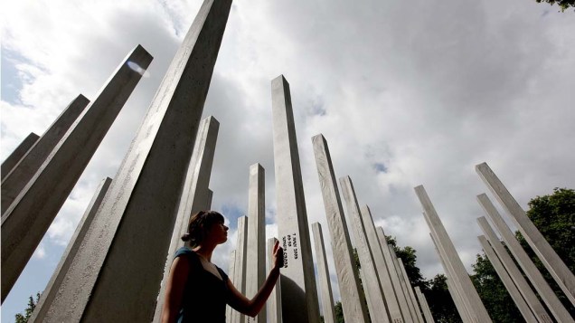 No Hyde Park, em Londres, mulher caminha em memorial construído para as vítimas do atentado