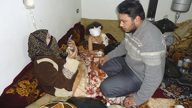 Moradores de Homs feridos em ataques do Exército se refugiam em suas casas