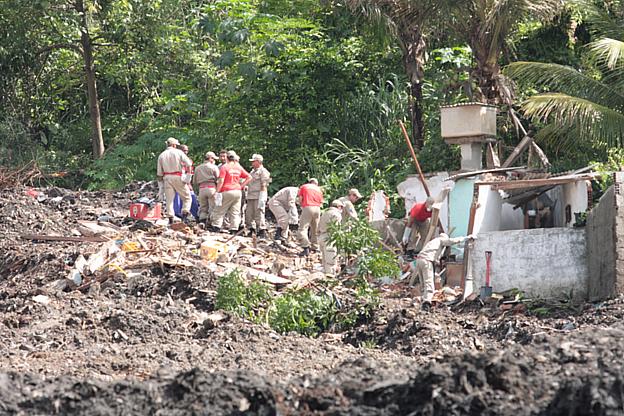 Bombeiros trabalham no Morro do Bumba: resgate ainda vai durar muitos dias