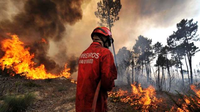 Bombeiro durante incêndio florestal na cidade de Nelas, Portugal. Cerca de 100 homens trabalham para conter os incêndios que atingiram o norte e o centro do país