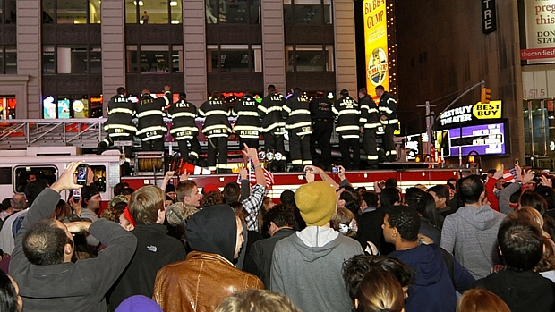 Bombeiros de Nova York participam de comemorações pela morte do terrorista Osama bin Laden.