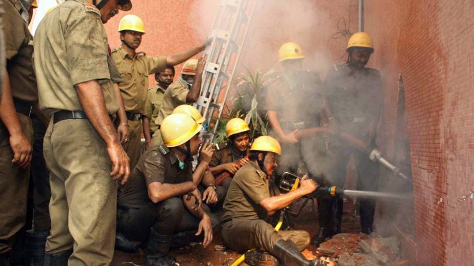 Bombeiros tentam conter incêndio que matou pelo menos 89 pessoas em hospital de Calcutá, Índia