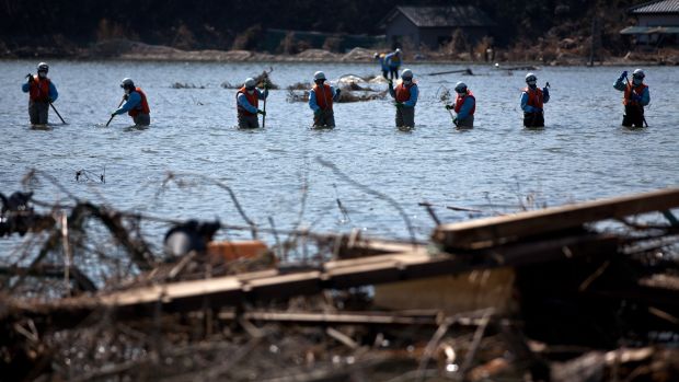 Bombeiros japoneses ainda procuram corpos em áreas atingidas por Tsunami