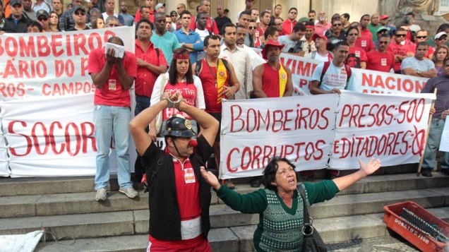 No Rio de Janeiro, membros do Corpo de Bombeiros protestam por aumento salarial e melhores condições de trabalho
