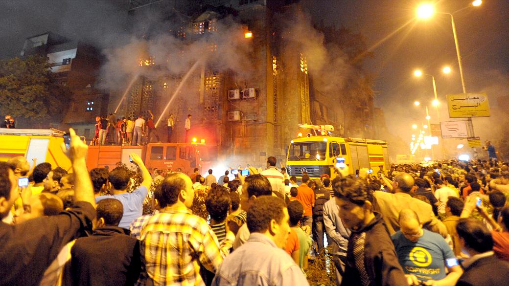 Bombeiros tentam apagar o incêndio numa igreja depois do confronto entre cristãos e muçulmanos no Cairo, no sábado, 7 de maio de 2001