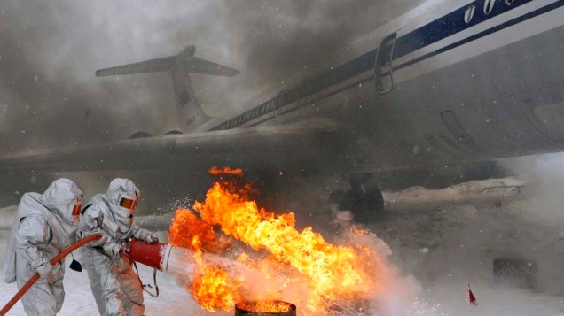 Bombeiros participam de treinamento de emergência no aeroporto de Yemelyanovo na Sibéria