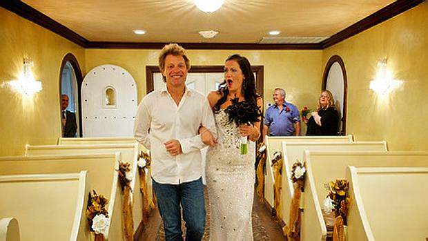 Branka Delic sendo levada pelo ídolo Bon Jovi ao altar no dia de seu casamento