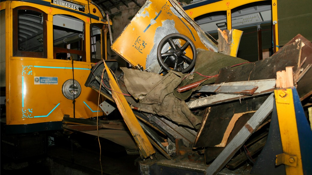Destroços na garagem dos bondes: local não tem vigilância