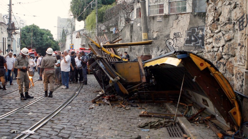 Parte do bonde de Santa Teresa foi arrancada pela colisão, em agosto de 2011