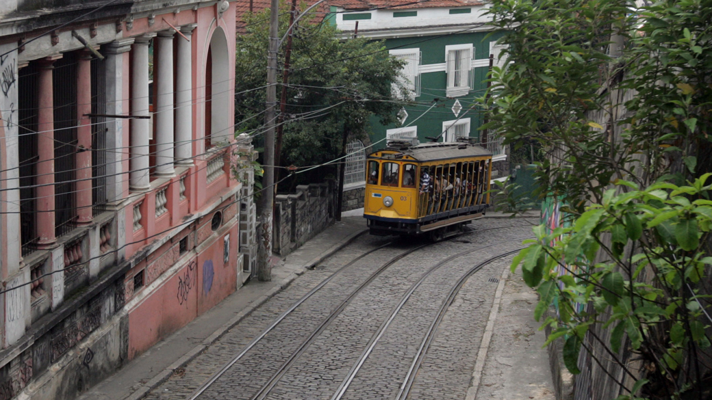 Bonde circula em Santa Teresa, no Rio de Janeiro