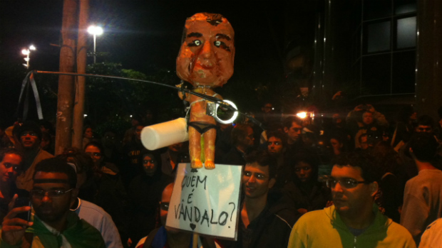 Manifestantes fazem protesto em frente à casa do governador Sérgio Cabral