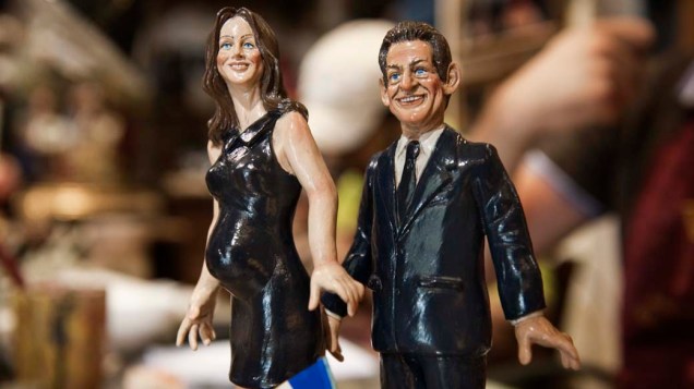 Bonecos de porcelana de Nicolas Sarkozy e Carla Bruni em loja da cidade de<br> Nápoles, Itália