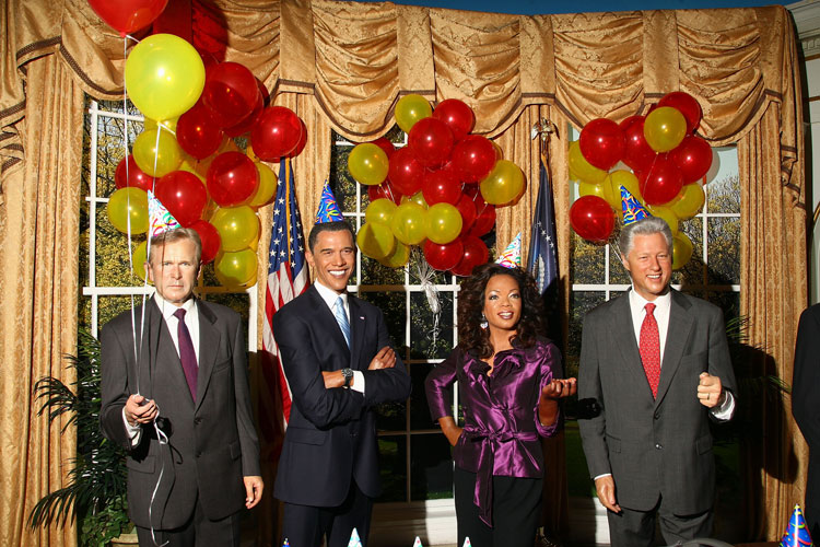 Na ocasião do aniversário de Barack Obama, os bonecos dos ex-presidentes americanos George W. Bush e Bill Clinton e da apresentadora Oprah Winfrey foram trazidos para uma festa.