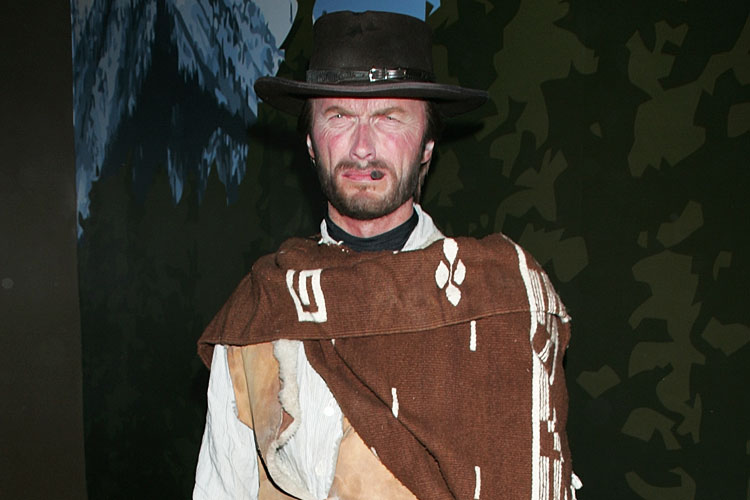 Boneco do ator Clint Eastwood é caracterizado como personagem de seu filme Três Homens em Conflito no museu de Hollywood.