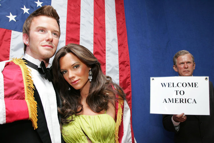 Em 2007, o boneco do então presidente George W. Bush foi colocado ao lado das reproduções de David e Victoria Beckham com um cartaz de boas-vindas: o casal estava de mudança para os Estados Unidos.
