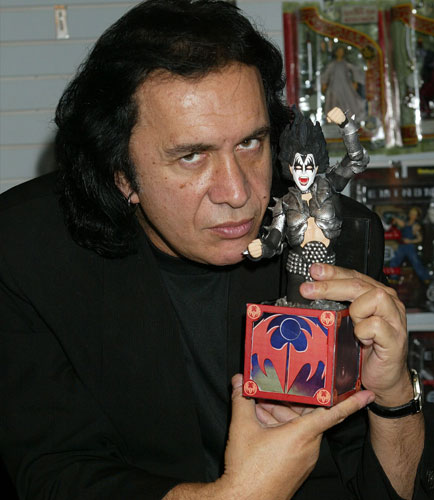 O roqueiro Gene Simmons ganhou seu boneco à moda do grupo Kiss.