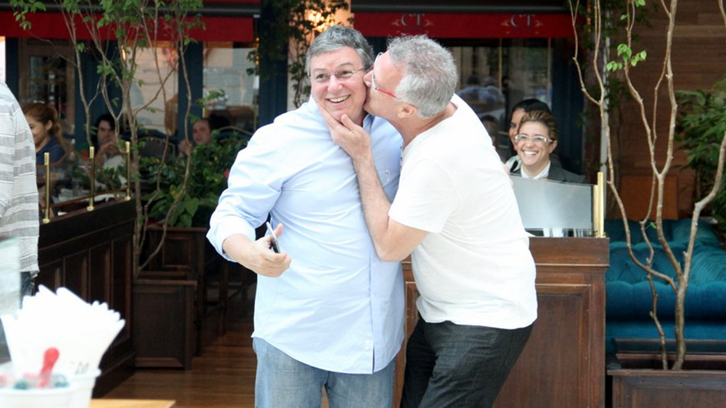Boninho recebe beijo de Pedro Bial