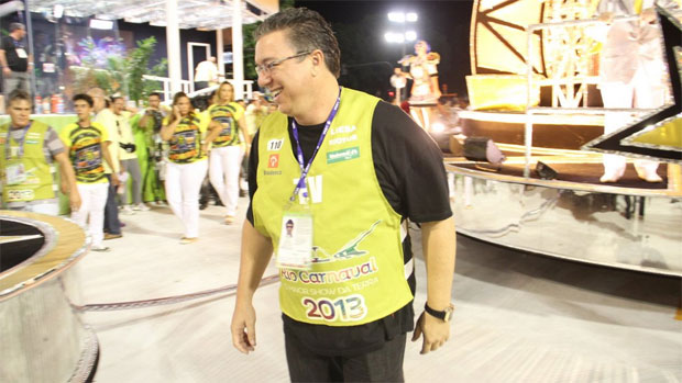 Boninho comanda a transmissão do Carnaval do Rio de Janeiro na TV Globo