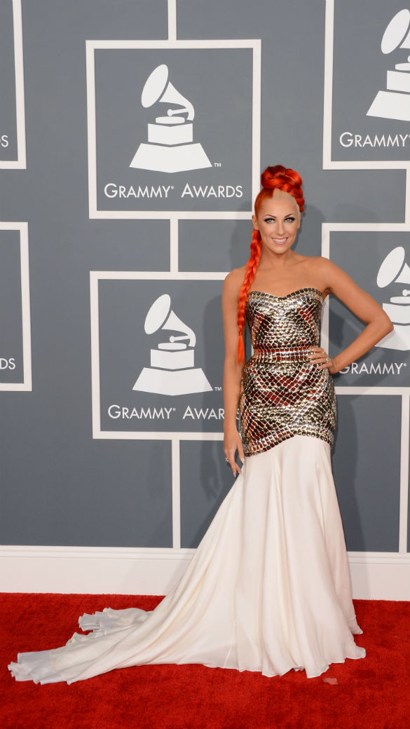 A cantora Bonnie Mckee chega ao Grammy, com direito a cabelo pintado à la papel crepom