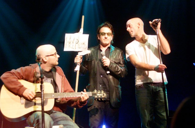 Com os artistas Moby e Michael Stipe - este, da banda R.E.M - durante show beneficente para as vítimas dos atentados de 11 de setembro em Nova York.