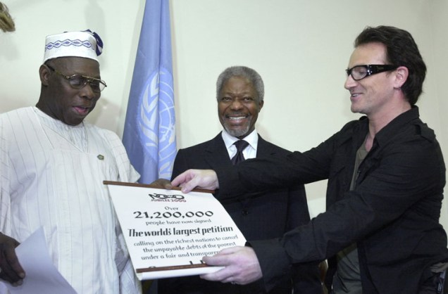 Em 2000, na sede da ONU em Nova York, entregou a Olusegun Obasanjo, presidente da Nigéria, e a Kofi Annan, secretário das Nações Unidas, petição assinada por 21 milhões de pessoas a favor do cancelamento da dívida dos países pobres.