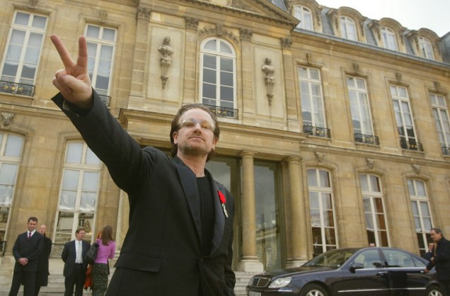 Paris, 2003. Bono encontrou-se com o presidente Jacques Chirac quando fazia campanha para que os débitos dos países em desenvolvimento fossem perdoados.