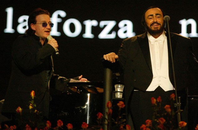 Com o tenor Luciano Pavarotti, se apresentou na Itália, em 2003. O show era beneficente, para os refugiados da guerra no Iraque.