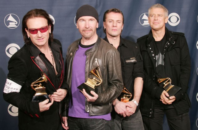 Com os outros membros da banda - The Edge, Larry Mullen e Adam Clayton - ganhou o Grammy 2005 de Melhor Performance de uma Banda de Rock. No braço, o cantor leva uma faixa da campanha global contra a pobreza.