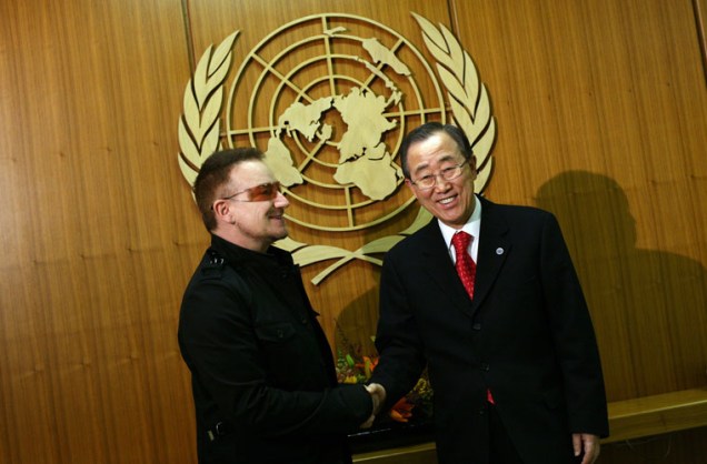 O cantor visita o secretário geral da ONU Ban Ki-moon, em Nova York, 2008.