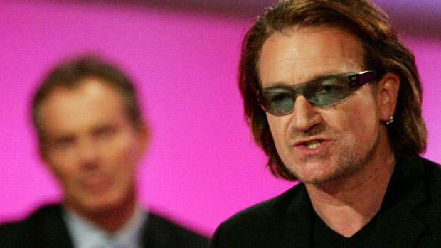 Bono discursa em conferência do Partido Trabalhista, em 2004, observado por Tony Blair ao fundo