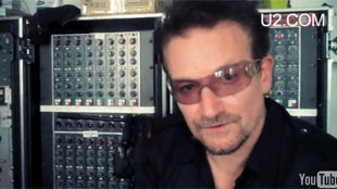 O cantor Bono Vox, do U2, em vídeo caseiro divulgado pela banda