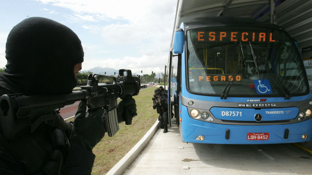 Policiais do Bope treinam como agir em situações de sequestro nos ônibus articulados do BRT Transoeste