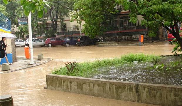A Rua Real Grandeza, em Botafogo, na Zona Sul, está coberta de água e lama
