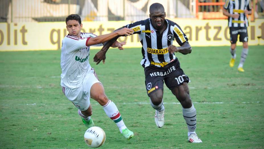 Disputa de bola, entre Botafogo x Fluminense válida pelo Campeonato Carioca realizado no Estádio Raulino de Oliveira