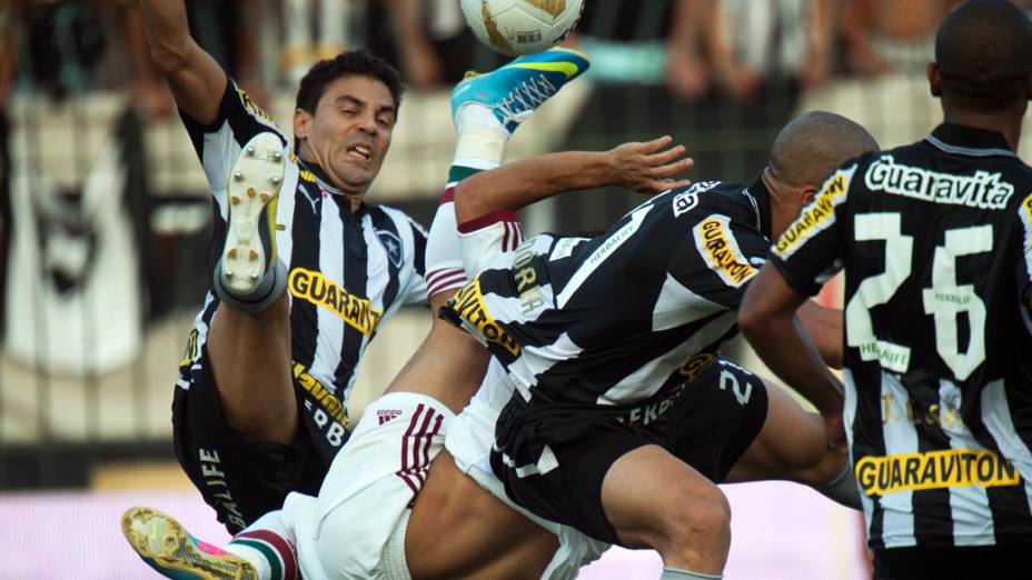 Wellington tenta um voleio durante partida entre Botafogo x Fluminense
