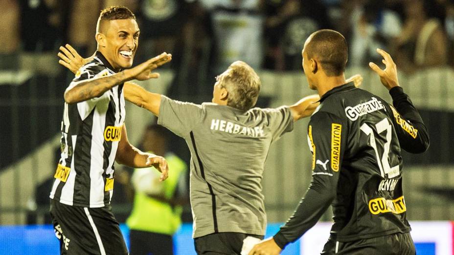 Técnico Oswaldo de Oliveira comemora o título, após vitória do Botafogo por 1 a 0, sobre o Fluminense