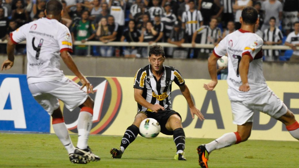 Lance da partida entre Botafogo e Vitória, pela Copa do Brasil, no Engenhão