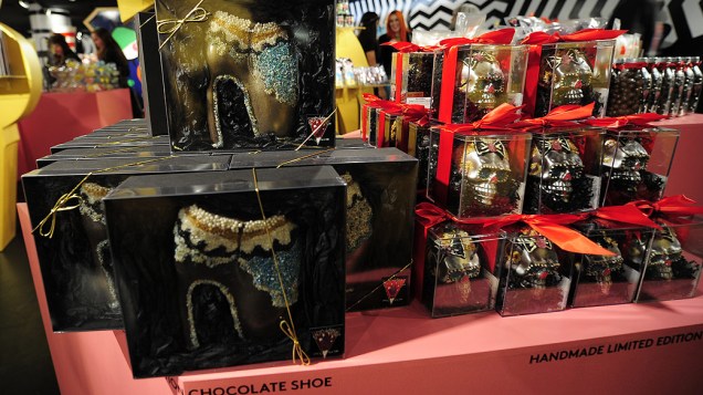 Botas de chocolate que são réplica das usadas por Lady Gaga no clipe de <em>Bad Romance</em>