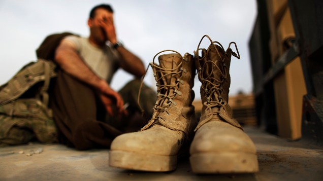 Soldado do Exército dos EUA da companhia de Engenharia, acorda na manhã desta sexta-feira, no Afeganistão