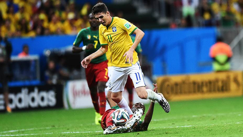 Oscar sofre falta do jogador de Camarões no Mané Garrincha, em Brasília