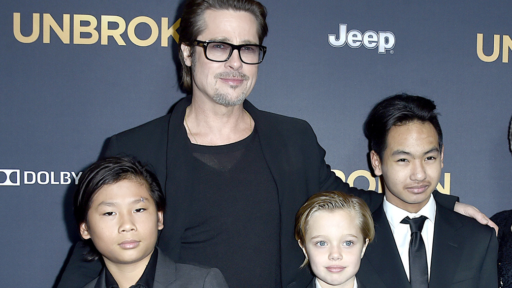 Brad Pitt e os filhos Maddox, Pax e Shiloh Jolie-Pitt na première de 'Invencível'