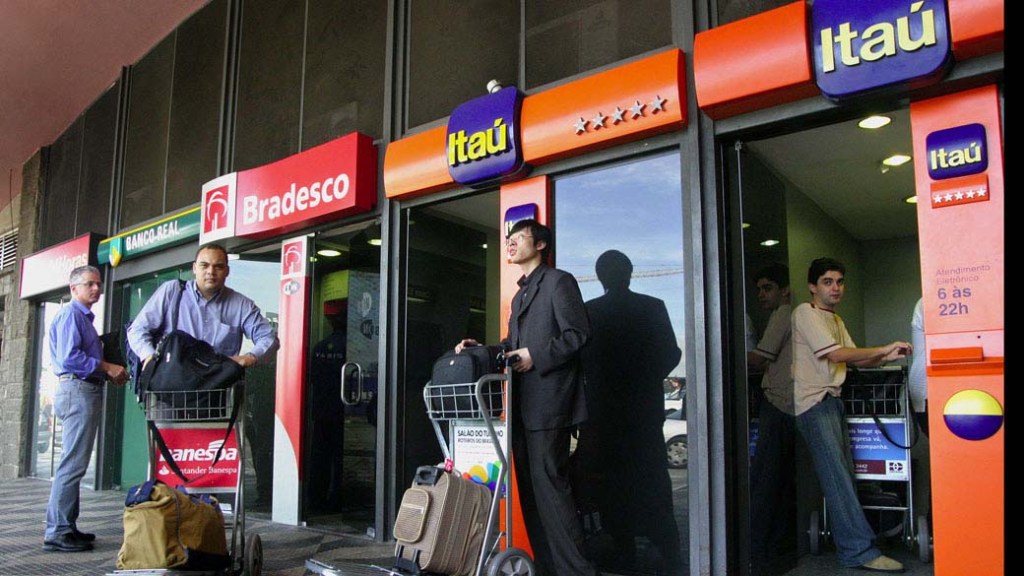 Caixas eletrônicos dos bancos Real, Bradesco e Itaú