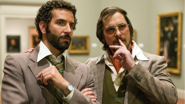 Bradley Cooper e Christian Bale em cena do filme 'American Hustle'
