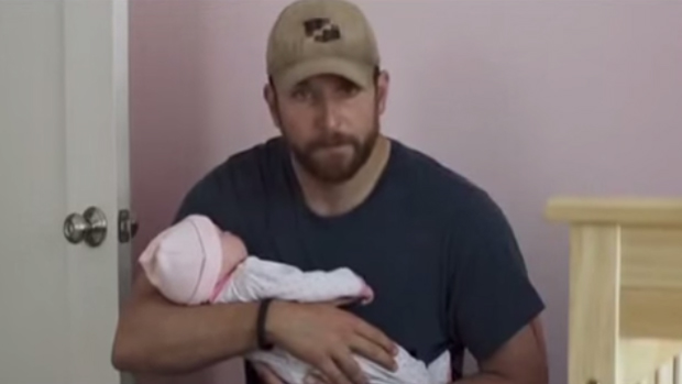 Sniper Americano: Bradley Cooper e bebê falso