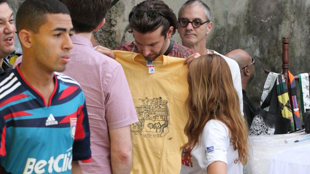 Bradley Cooper compra souvenirs do Morro Dona Marta