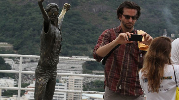 Bradley Cooper posa para foto na Laje do Michael Jackson, no Morro Dona Marta